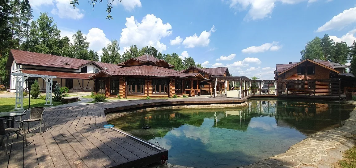 Сосновый лес, прогулочные дорожки и пруд, фото 3